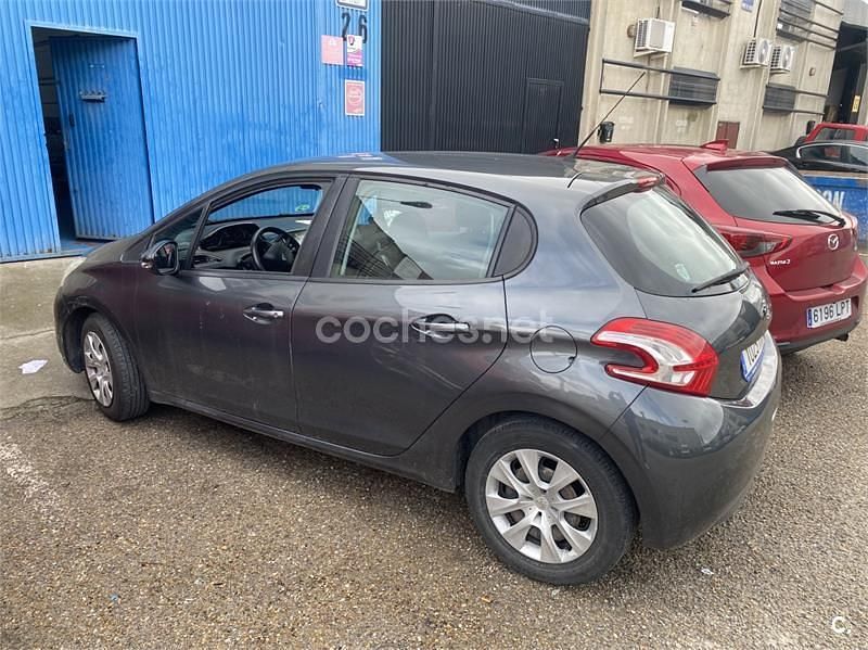Usado Peugeot 208 Access 82 CV (60 kW) 2014 Negro Utilitario
