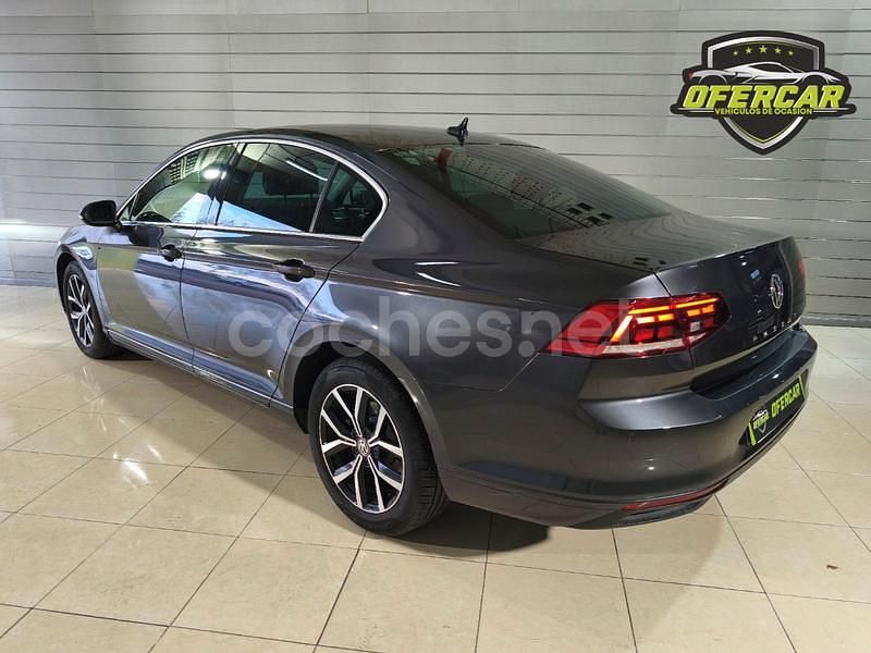 Usado VW Passat Executive 120 CV (88 kW) 2020 Gris / plata Berlina
