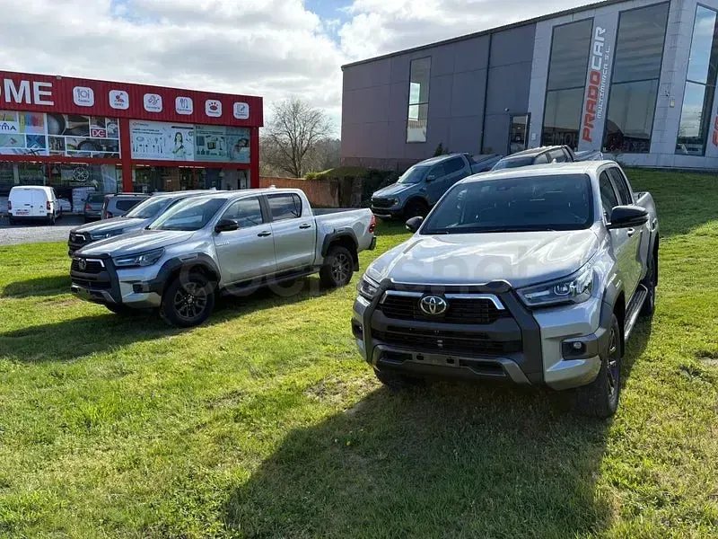 Nuevo Toyota HiLux Sport 220 CV (161 kW) 2025 Gris / plata Pickup/Camioneta