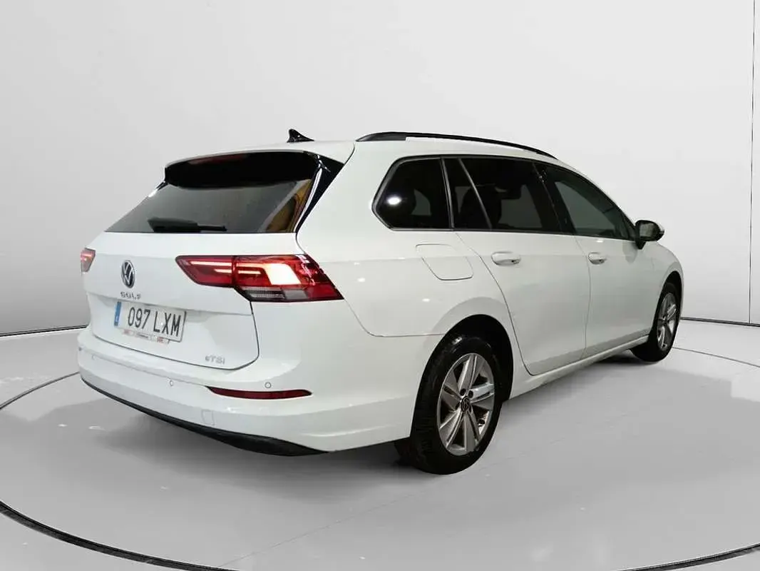 Usado VW Golf VIII Life 110 CV (80 kW) 2022 Blanco Familiar