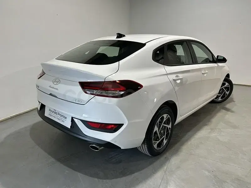Nuevo Hyundai i30 100 CV (73 kW) 2025 Blanco Berlina