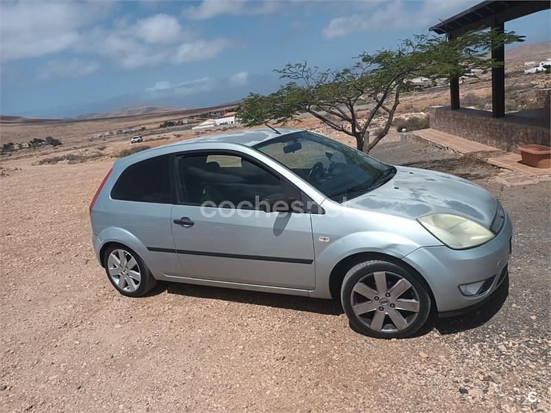 Azul Usado 2004 Ford Fiesta Trend Utilitario | 2000 € (Precio justo) - Imagen 1/4