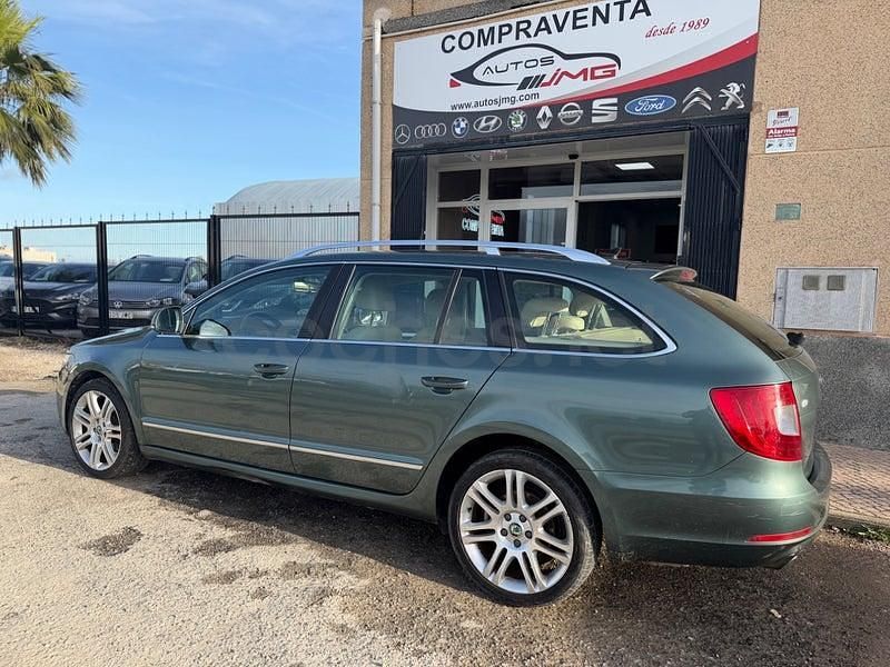 Usado Skoda Superb Exclusive 140 CV (102 kW) 2013 Verde Familiar