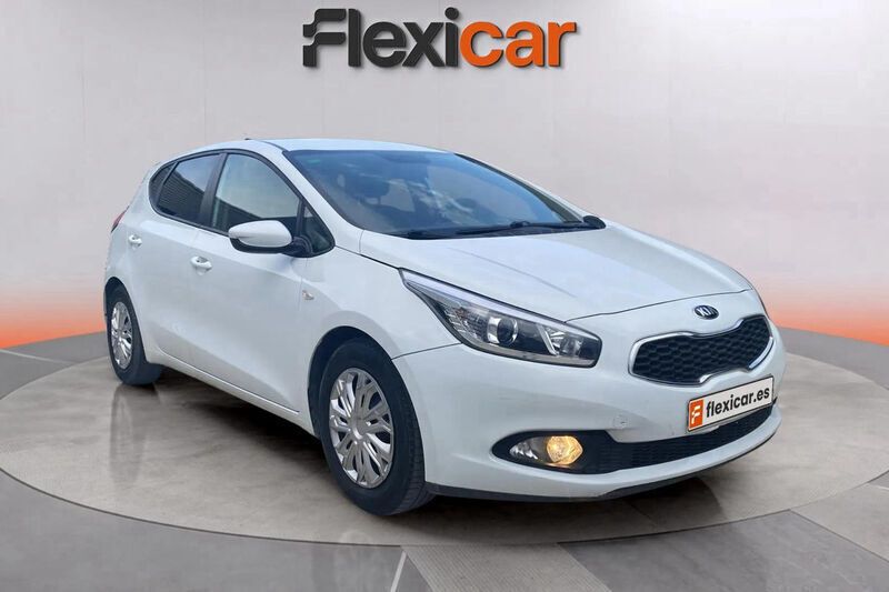 Blanco Usado 2015 Kia Ceed GT Berlina | 8390 € (Precio justo) - Imagen 1/4