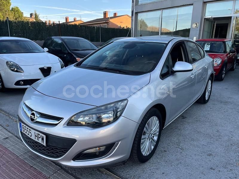 Gris / plata Usado 2013 Opel Astra Excellence Berlina | 6990 € (Precio justo) - Imagen 1/4