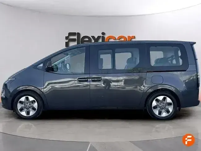 Usado Hyundai Staria 177 CV (130 kW) 2023 Gris Monovolumen