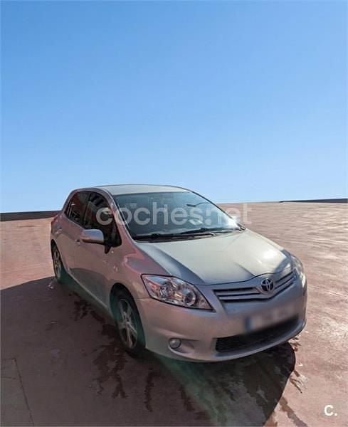 Usado Toyota Auris Active 126 CV (92 kW) 2011 Gris / plata Utilitario