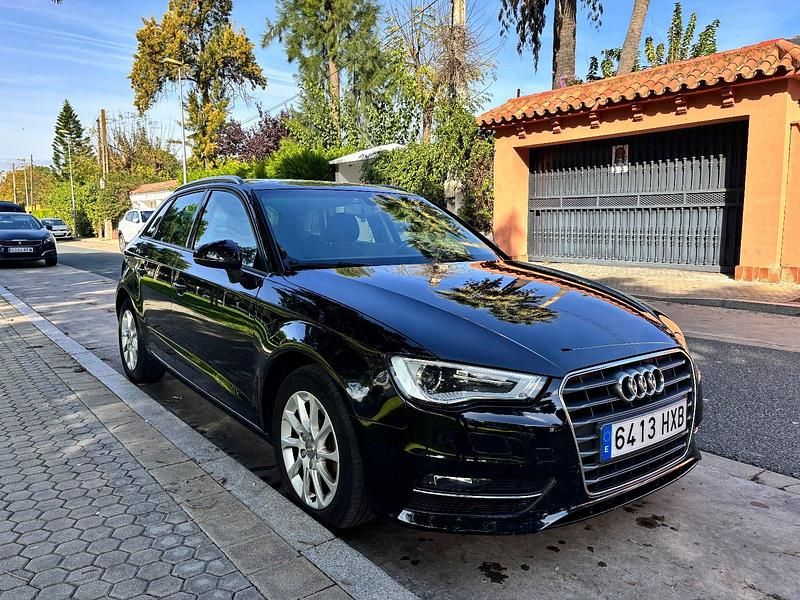 Usado Audi A3 Attraction 110 CV (80 kW) 2014 Negro Berlina