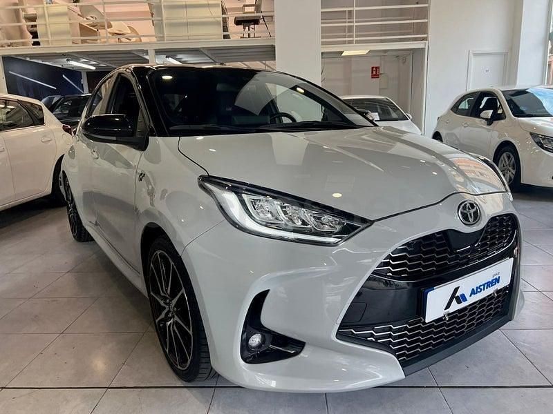 Usado Toyota Yaris Hybrid Sport 116 CV (85 kW) 2022 Gris / plata Berlina