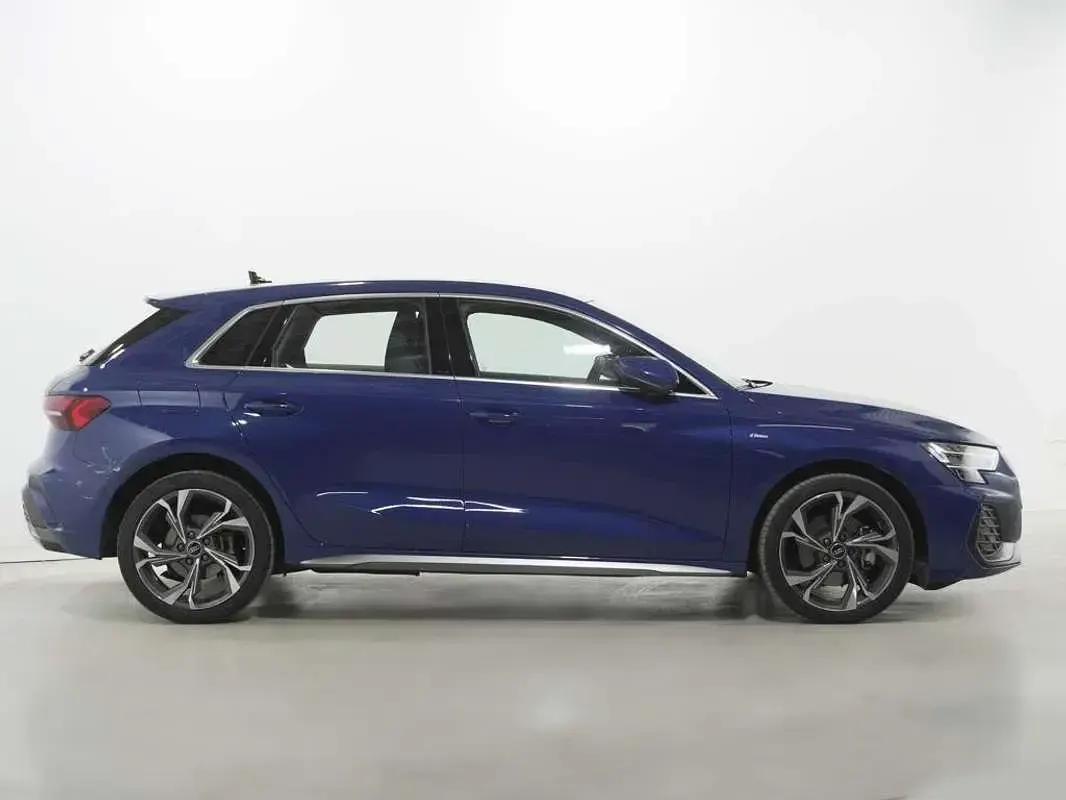 Usado Audi A3 Sportback e-tron S-Line 204 CV (150 kW) 2025 Azul Utilitario
