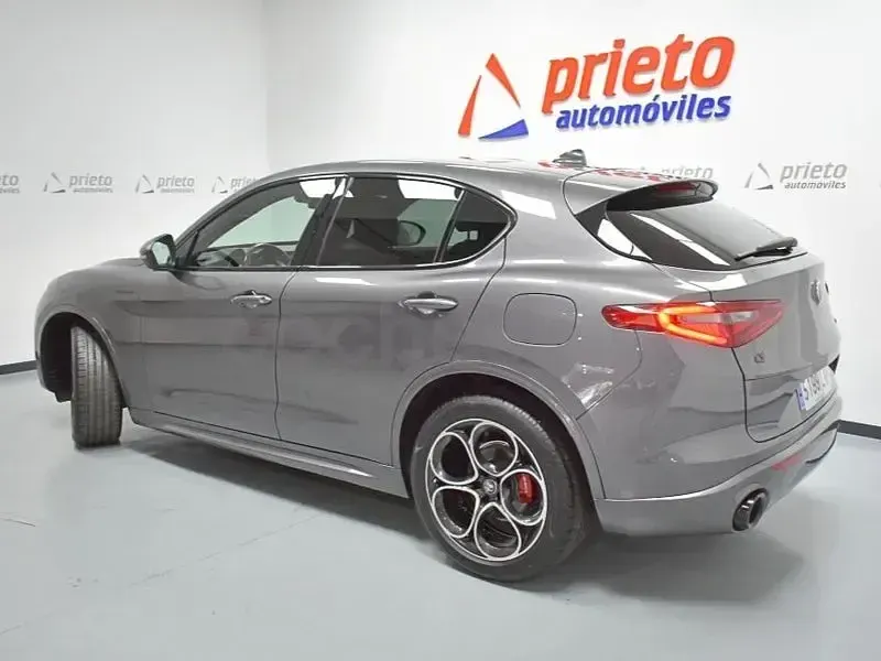 Usado Alfa Romeo Stelvio Veloce 210 CV (154 kW) 2022 Gris / plata SUV