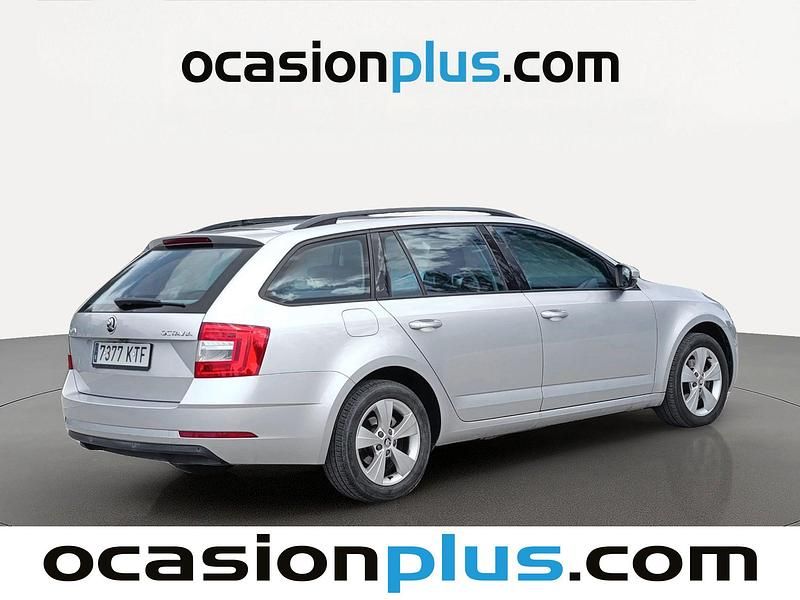 Usado Skoda Octavia 116 CV (85 kW) 2019 Gris plata Familiar