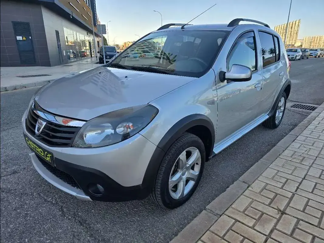 Usado Dacia Sandero Stepway 90 CV (66 kW) 2012 Gris Utilitario