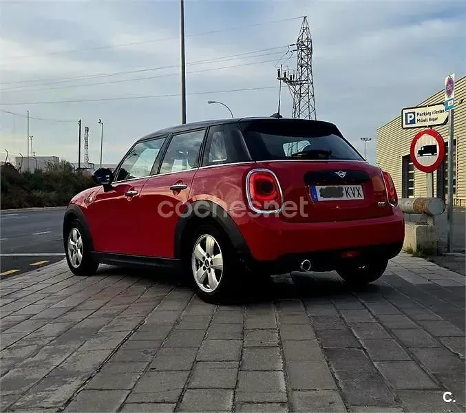 Usado Mini ONE 102 CV (75 kW) 2019 Rojo Utilitario