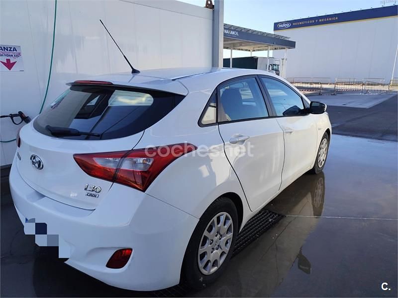 Usado Hyundai i30 90 CV (66 kW) 2014 Blanco Berlina