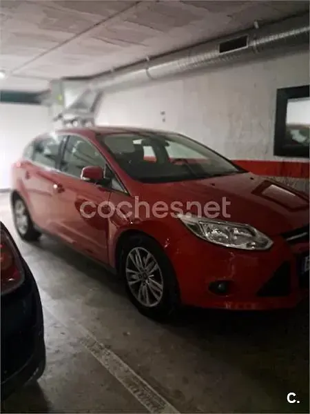 Usado Ford Focus Trend 125 CV (91 kW) 2012 Rojo Berlina