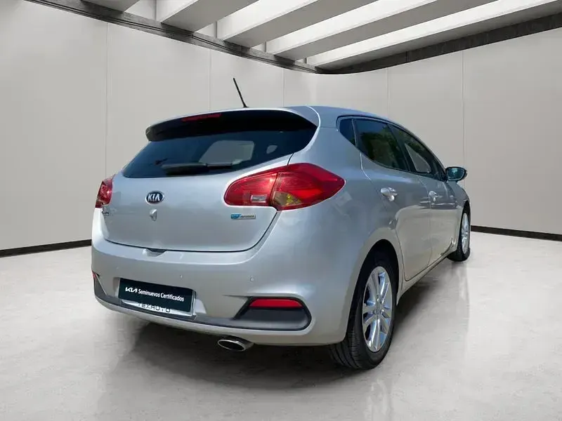 Usado Kia Ceed GT 128 CV (94 kW) 2015 Gris / plata Berlina