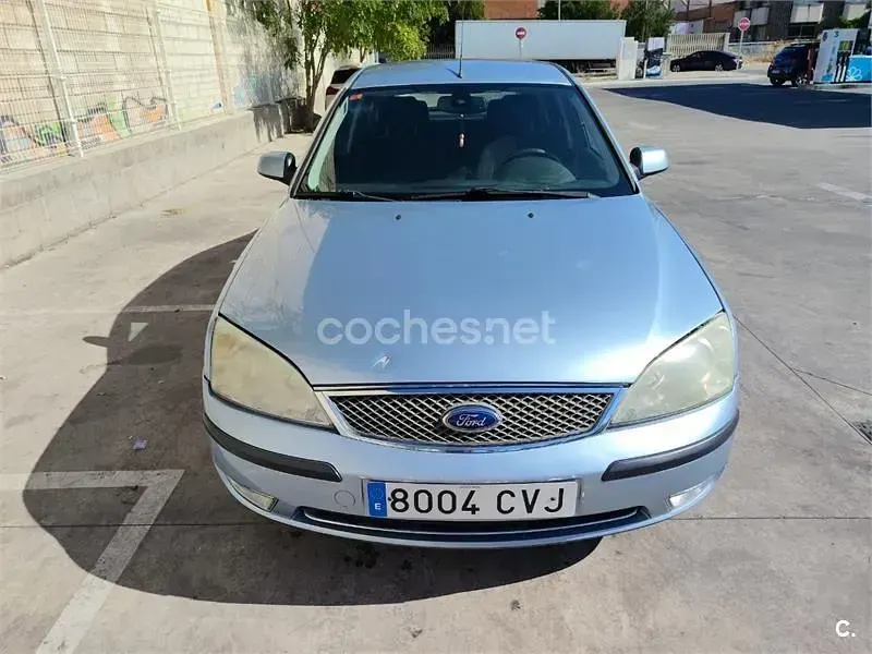 Usado Ford Mondeo Ghia 130 CV (95 kW) 2004 Azul Berlina