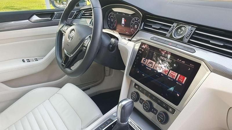 Usado VW Passat Alltrack 190 CV (139 kW) 2019 Azul Familiar