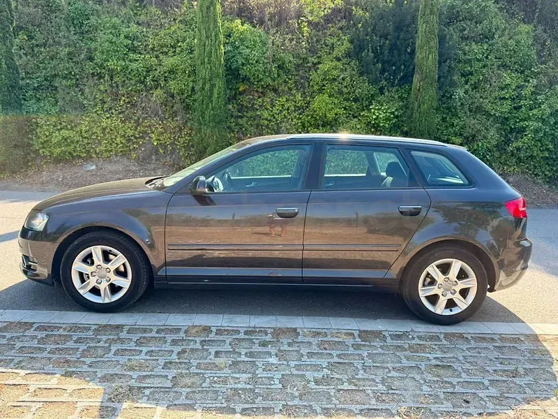Usado Audi A3 Sportback Attraction 150 CV (110 kW) 2012 Gris / plata Utilitario
