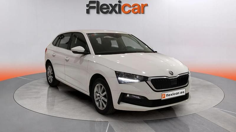 Usado Skoda Scala Ambition 110 CV (80 kW) 2021 Blanco Utilitario