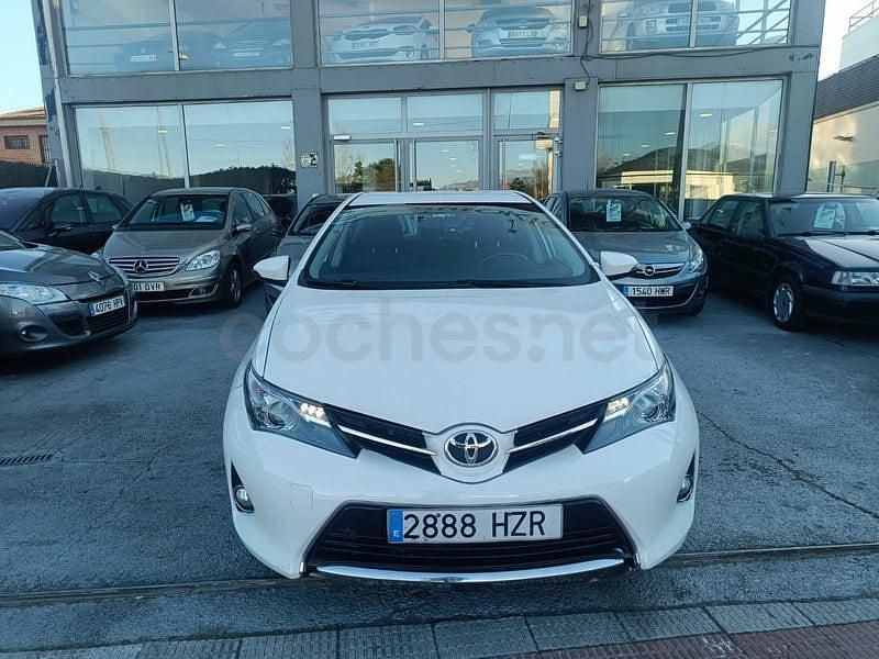 Usado Toyota Auris 90 CV (66 kW) 2014 Blanco Berlina