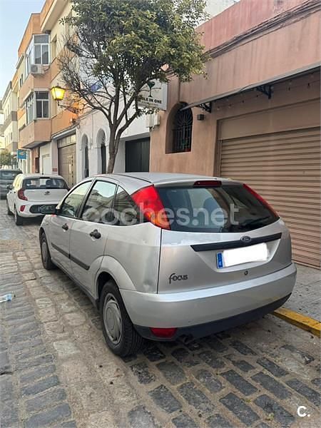Usado Ford Focus Ambiente 100 CV (73 kW) 2001 Gris / plata Berlina