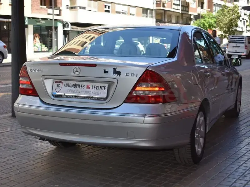 Usado Mercedes C220 Elegance 150 CV (110 kW) 2005 Gris / plata Berlina