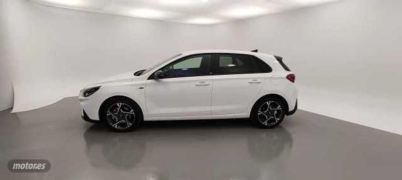 Usado Hyundai i30 N Line 120 CV (88 kW) 2024 Atlas white Berlina