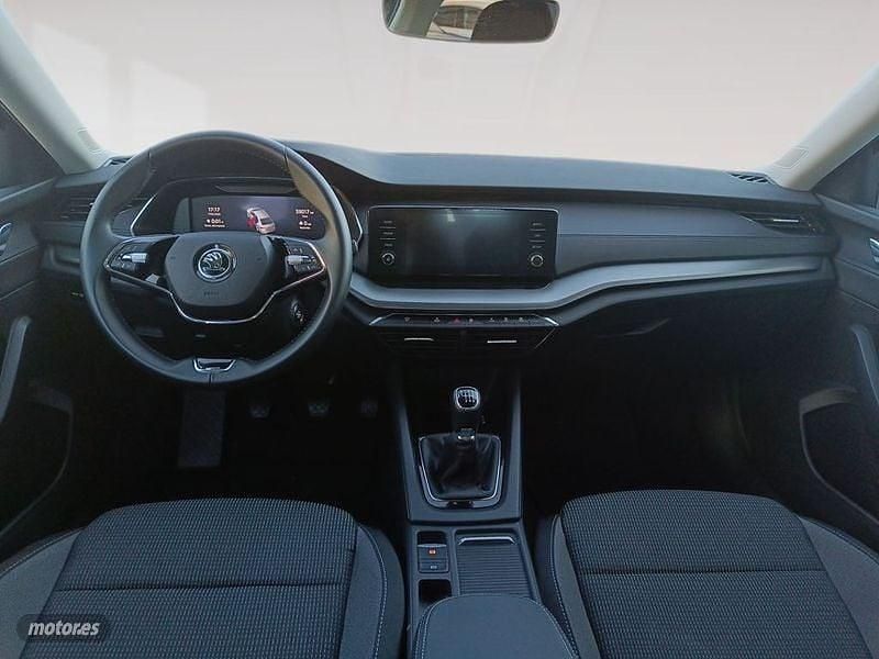 Usado Skoda Octavia Ambition 150 CV (110 kW) 2023 Gris / plata Berlina