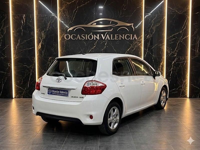 Usado Toyota Auris Hybrid Active 135 CV (99 kW) 2012 Blanco Berlina