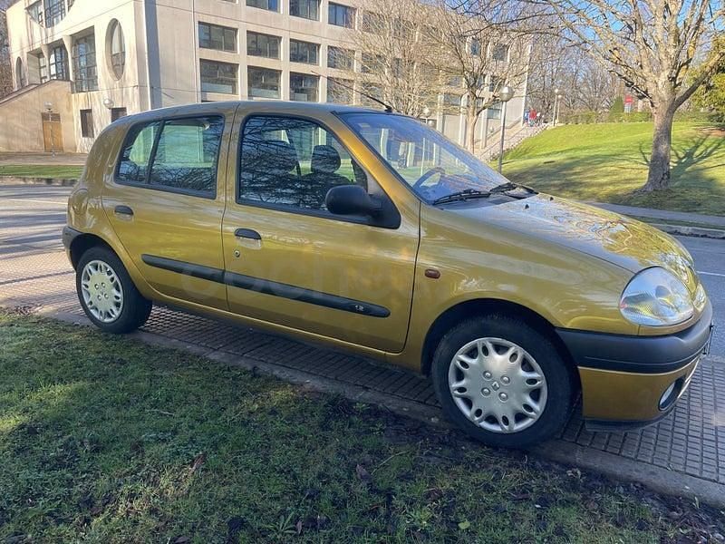 Usado Renault Clio II 60 CV (44 kW) 2001 Amarillo Berlina