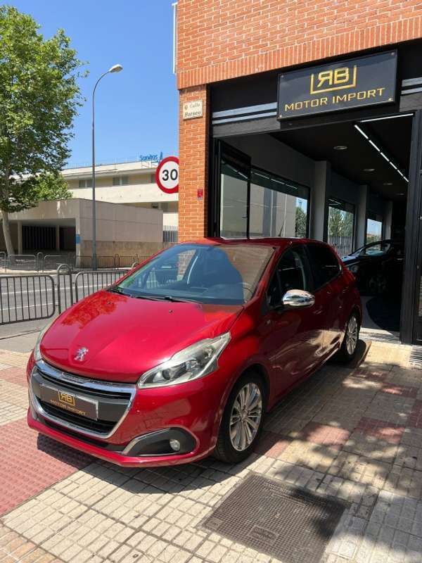 Rojo Usado 2018 Peugeot 208 Access Utilitario | 7490 € (Precio justo) - Imagen 1/4