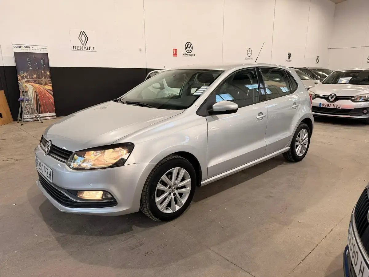 Usado VW Polo Advance 75 CV (55 kW) 2014 Gris Berlina