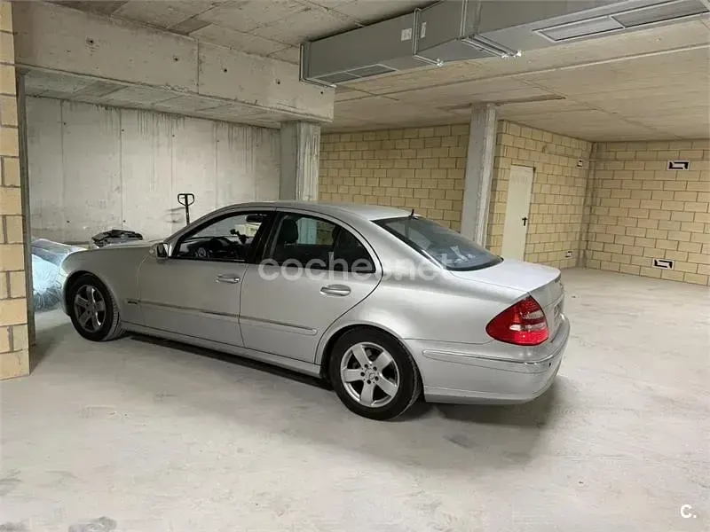 Usado Mercedes E280 Classic 190 CV (139 kW) 2006 Gris / plata Berlina