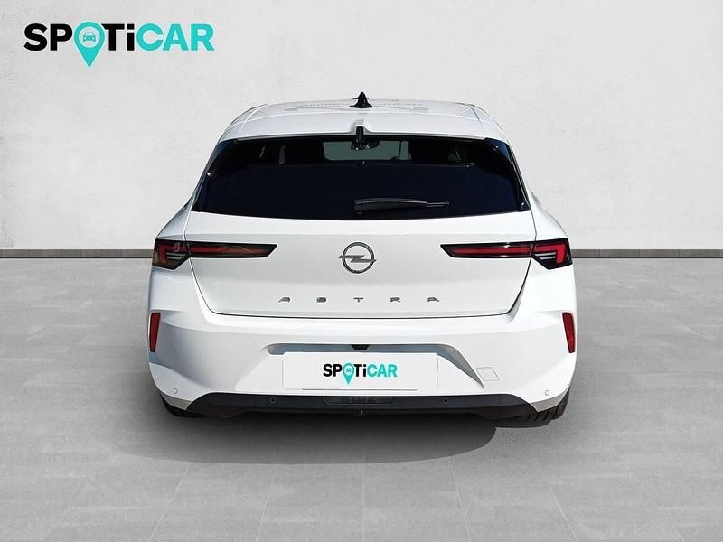 Usado Opel Astra Edition 130 CV (95 kW) 2025 Blanco Berlina