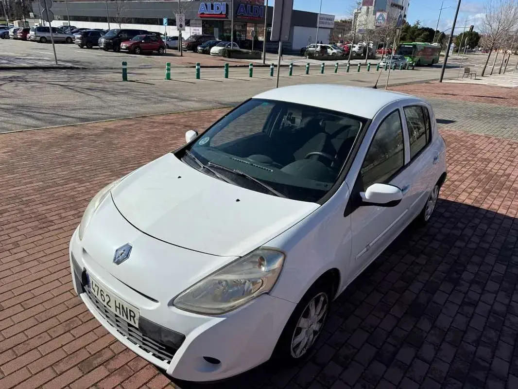 Usado Renault Clio Collection 75 CV (55 kW) 2013 Blanco Utilitario