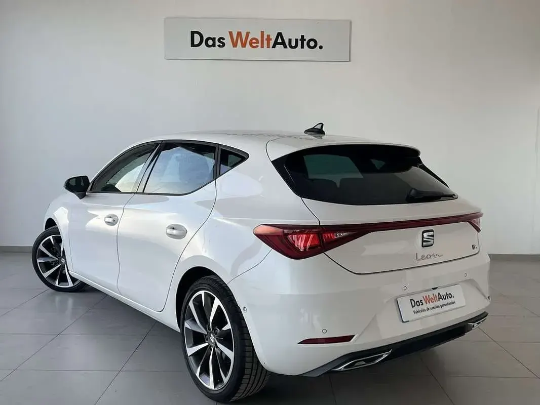 Usado Seat Leon FR 131 CV (96 kW) 2023 Blanco Utilitario