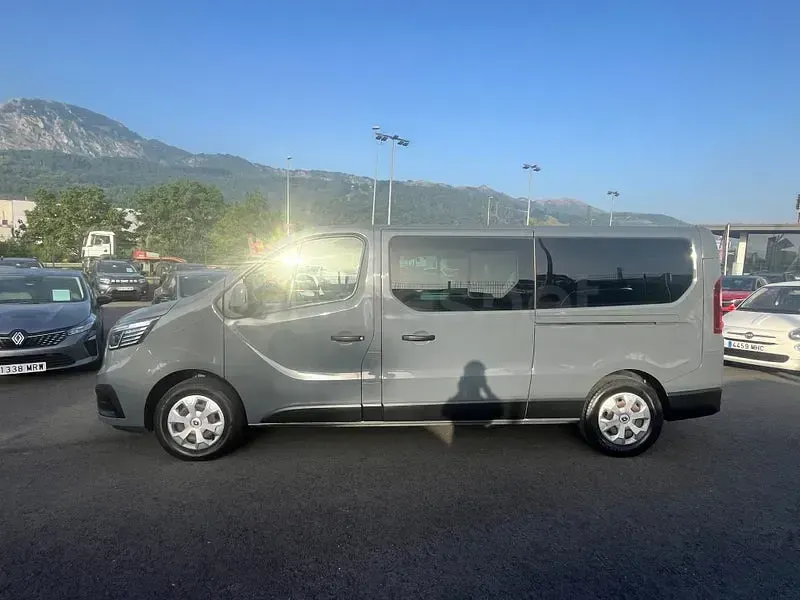 Usado Renault Trafic 110 CV (80 kW) 2023 Gris / plata Monovolumen