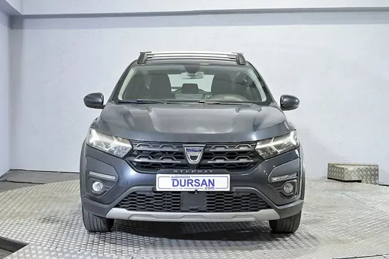 Usado Dacia Sandero Essentiel 100 CV (73 kW) 2021 Gris / plata Berlina