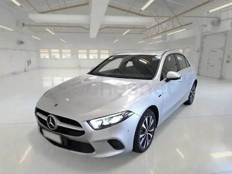 Usado Mercedes A250 218 CV (160 kW) 2021 Gris / plata Berlina