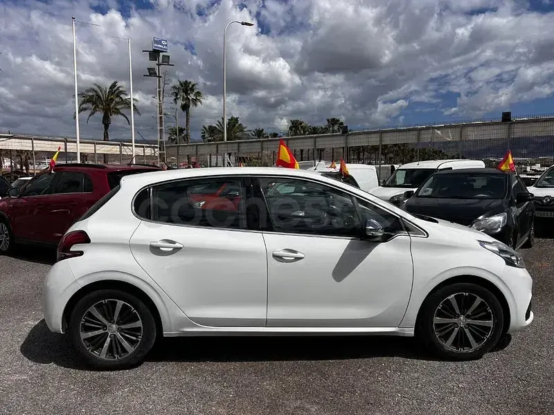Usado Peugeot 208 Active 100 CV (73 kW) 2016 Blanco Utilitario