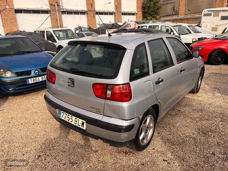 Usado Seat Ibiza 68 CV (50 kW) 2002 Gris Berlina