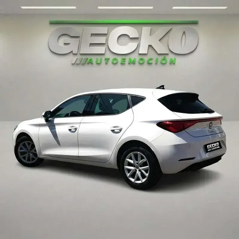 Usado Seat Leon Style 110 CV (80 kW) 2021 Blanco Utilitario