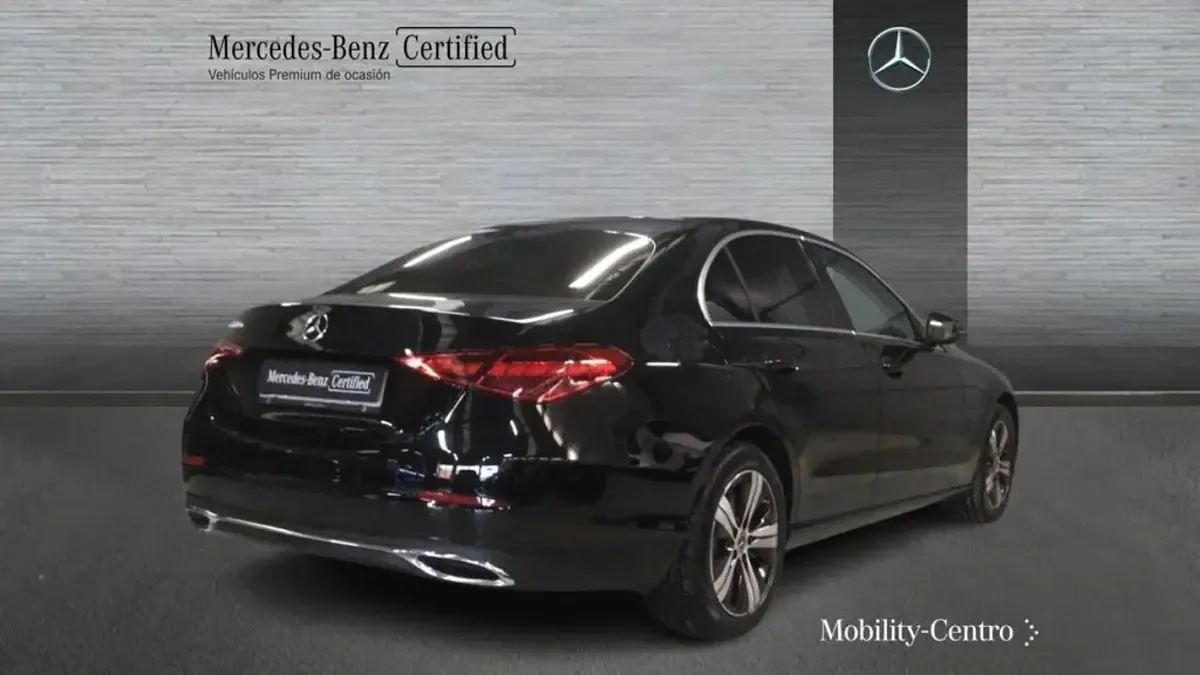 Usado Mercedes C300e Avantgarde 313 CV (230 kW) 2023 Inval. black  nonmetallic color paint Berlina