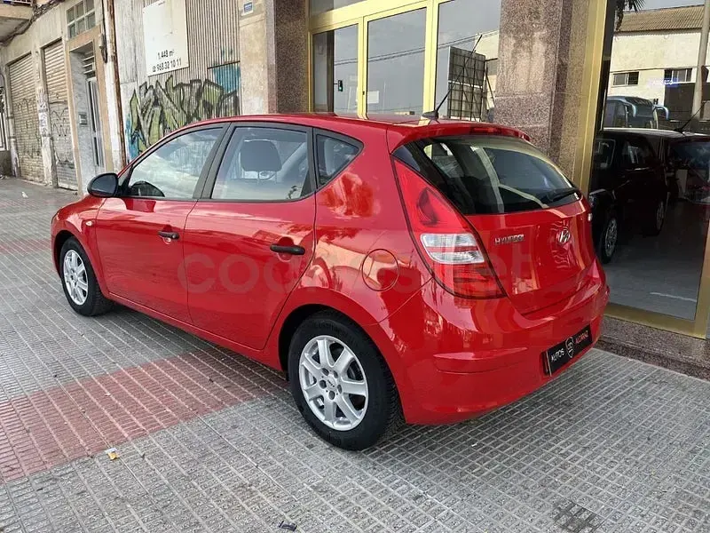 Usado Hyundai i30 Classic 109 CV (80 kW) 2008 Rojo Berlina