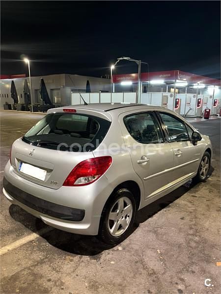 Usado Peugeot 207 Active 70 HP (51 kW) 2012 Cinzento Sedan