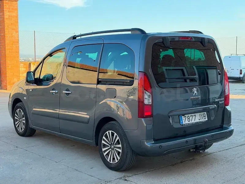 Usado Peugeot Partner Tepee Style 120 CV (88 kW) 2016 Gris / plata Monovolumen