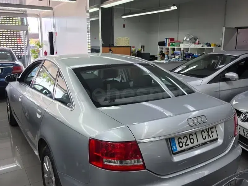 Usado Audi A6 170 CV (125 kW) 2004 Gris / plata Familiar