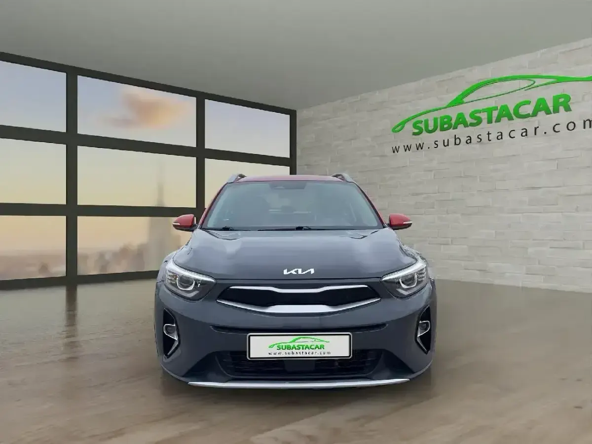 Usado Kia Stonic 120 CV (88 kW) 2021 Gris SUV